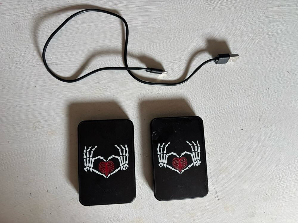 2-Way To Celebrate Valentine Skeleton Hands Power Bank 5000mAh Portable Chargers